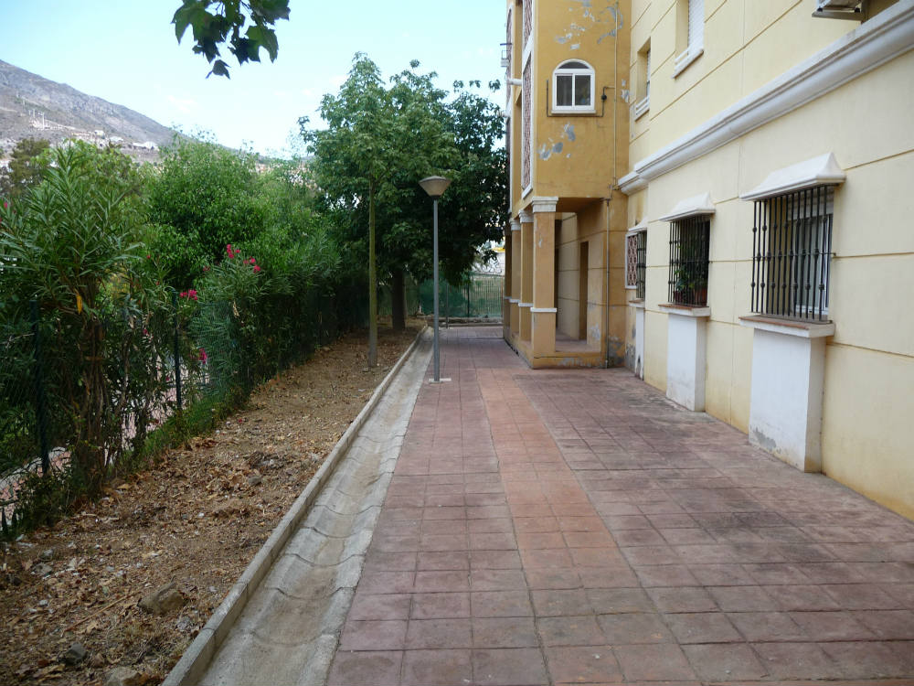 Servicios Operativos acomete labores de adecentamiento en el Conjunto Residencial 'Eucalipto' en Béjar